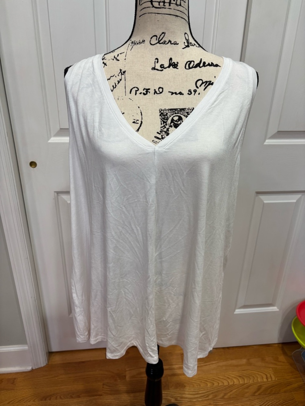 Lane Bryant Size 18/20 White V-Neck Sleeveless Swing Tank NWT